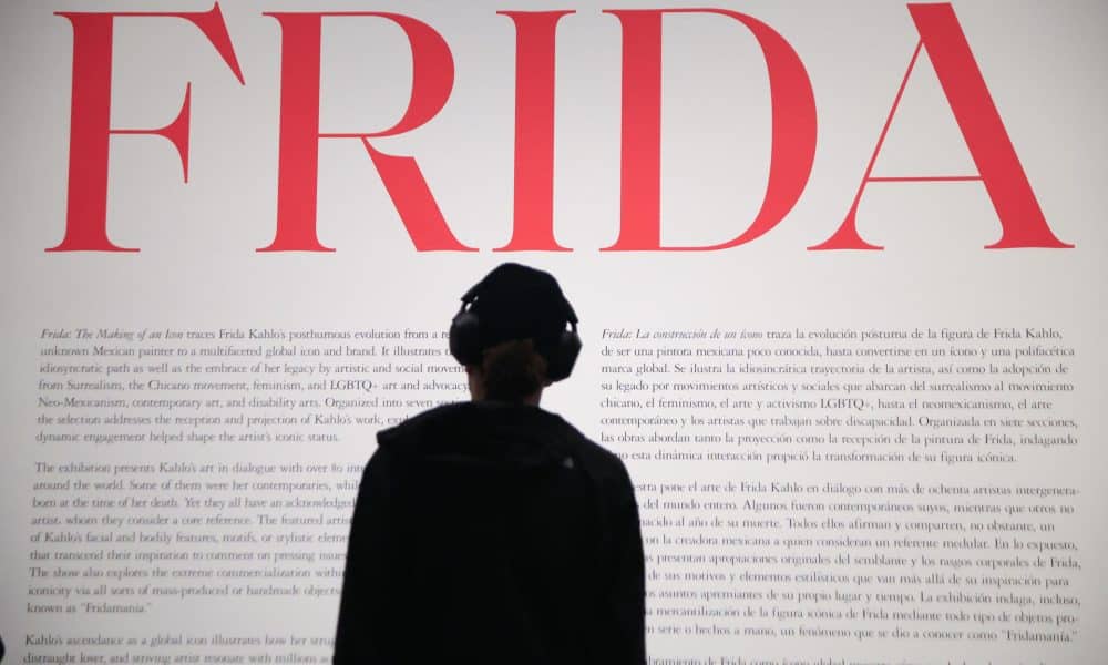 Una persona observa la exposición Frida: The Making of an Icon este miércoles, en el Museo de Bellas Artes en Houston, Texas (Estados Unidos). EFE/ Carlos Ramírez