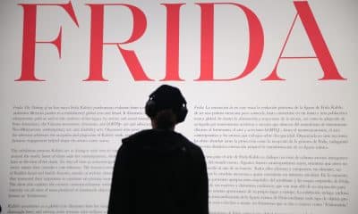 Una persona observa la exposición Frida: The Making of an Icon este miércoles, en el Museo de Bellas Artes en Houston, Texas (Estados Unidos). EFE/ Carlos Ramírez