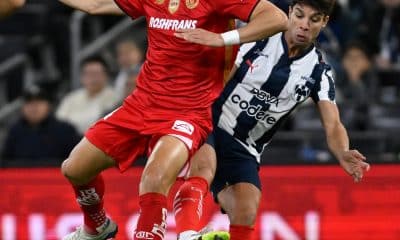 Oliver Torres (d), de Monterrey, disputa el balón con Fernando Arce, de Toluca, en un partido por la jornada 1 del Torneo Clausura 2026 en el estadio BBVA en Guadalupe (México). EFE/Miguel Sierra