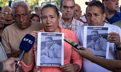 Nancy Subero, esposa del detenido, José Luis Subero, habla durante un protesta en las afueras de la Universidad Central de Venezuela este lunes, en Caracas (Venezuela). EFE/ Ronald Peña R