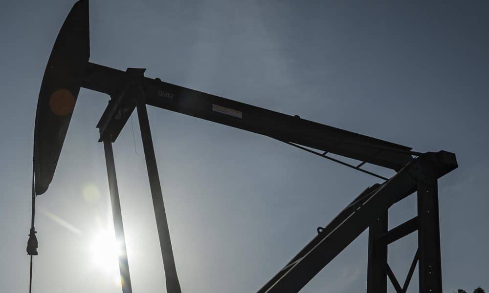 Fotografía de archivo del 18 de diciembre del 2025 donde se observa un balancín petrolero en el Lago de Maracaibo (Venezuela). EFE/ Henry Chirinos