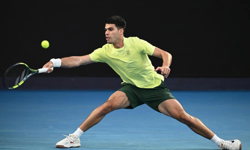 Carlos Alcaraz, en un momento del partido de exhibición disputado en Melbourne Park ante el asutraliano Alex de Miñaur. EFE/EPA/JOEL CARRETT AUSTRALIA AND NEW ZEALAND OUT EDITORIAL USE ONLY