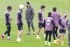 El técnico del Real Madrid, Álvaro Arbeloa (3i), durante el entrenamiento del equipo en la Ciudad Deportiva de Valdebebas para preparar el partido de LaLiga contra el Levante, que juega en el estadio Bernabéu. EFE/Sergio Pérez
