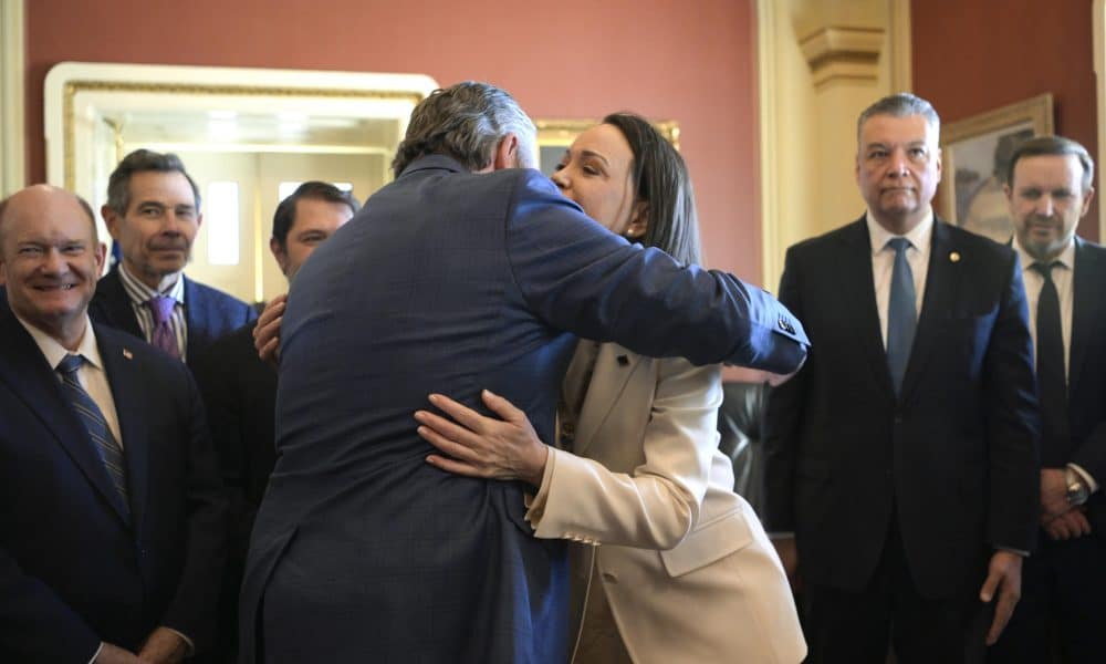 La líder opositora venezolana y Premio Nobel de la Paz, María Corina Machado, recibe un abrazo del senador Ted Cruz, durante una visita al Congreso de los Estados Unidos este jueves, en Washington (Estados Unidos). EFE/ Lenin Nolly