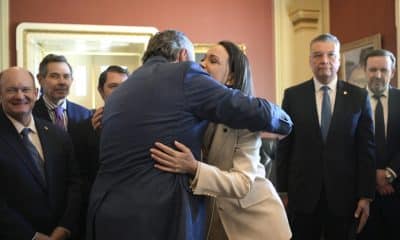 La líder opositora venezolana y Premio Nobel de la Paz, María Corina Machado, recibe un abrazo del senador Ted Cruz, durante una visita al Congreso de los Estados Unidos este jueves, en Washington (Estados Unidos). EFE/ Lenin Nolly