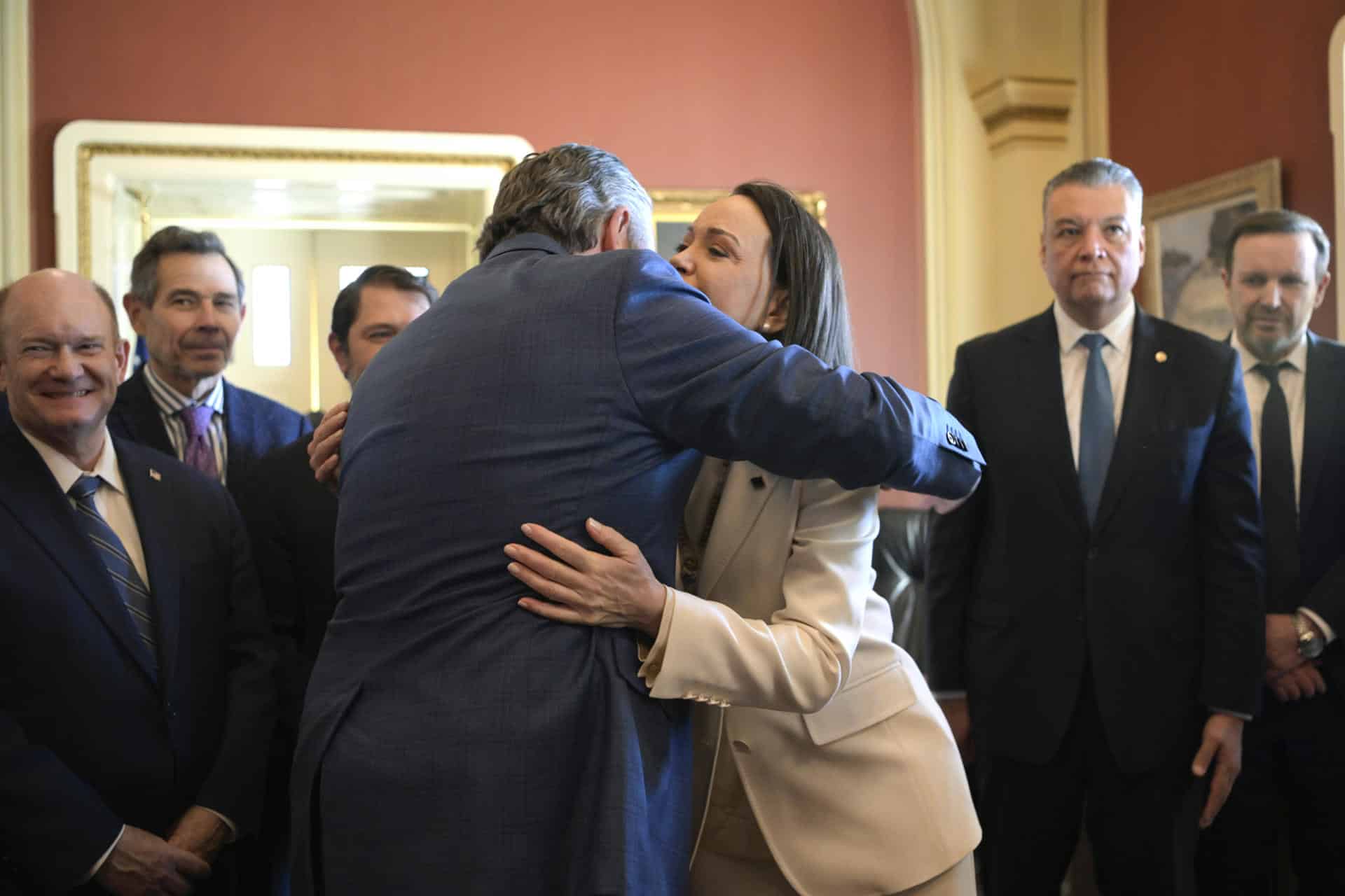 La líder opositora venezolana y Premio Nobel de la Paz, María Corina Machado, recibe un abrazo del senador Ted Cruz, durante una visita al Congreso de los Estados Unidos este jueves, en Washington (Estados Unidos). EFE/ Lenin Nolly