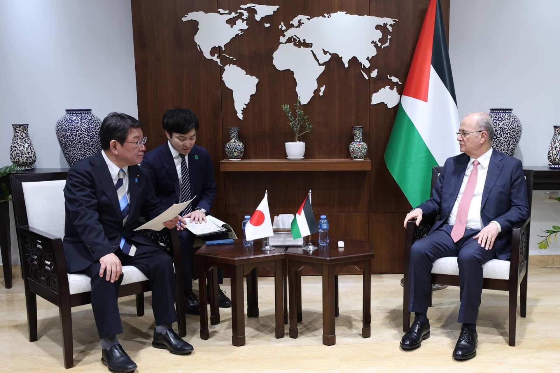 RAMALA (GAZA Y CISJORDANIA), 11/01/2026.- El primer ministro de la Autoridad Palestina, Mohamed Mustafa (d), solicitó este domingo al titular de Exteriores japonés, Toshimitsu Motegi (i), que reconozca el Estado de Palestina "para apoyar la paz y la estabilidad", durante un encuentro entre ambos celebrado en Ramala. EFE/ Oficina del Primer Ministro Palestino SÓLO USO EDITORIAL / SÓLO DISPONIBLE PARA ILUSTRAR LA NOTICIA QUE ACOMPAÑA (CRÉDITO OBLIGATORIO)