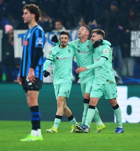 (I-D) El jugador del Athletic Club Nico Serrano celebra con sus compañeros en el durante el partido de la UEFA Champions Leagueen Bégramo, Italia. EFE/EPA/MICHELE MARAVIGLIA