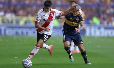 Imagen de archivo de Carlos Palacios (d) de Boca disputa el balón con Lautaro Rivero de River en un partido del torneo Clausura en Argentina. EFE/ Adan González