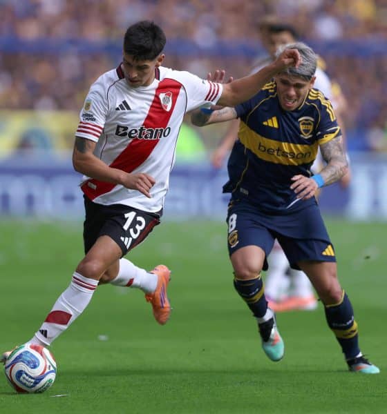 Imagen de archivo de Carlos Palacios (d) de Boca disputa el balón con Lautaro Rivero de River en un partido del torneo Clausura en Argentina. EFE/ Adan González