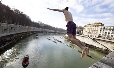 Rome (Italia), 01/01/2026.- Edward salta desde el puente Cavour al río Tiber river durante la tradición anual de Año Nuevo en Roma, Italia, 01 de enero de 2026. (Italia, Roma) EFE/EPA/MASSIMO PERCOSSI