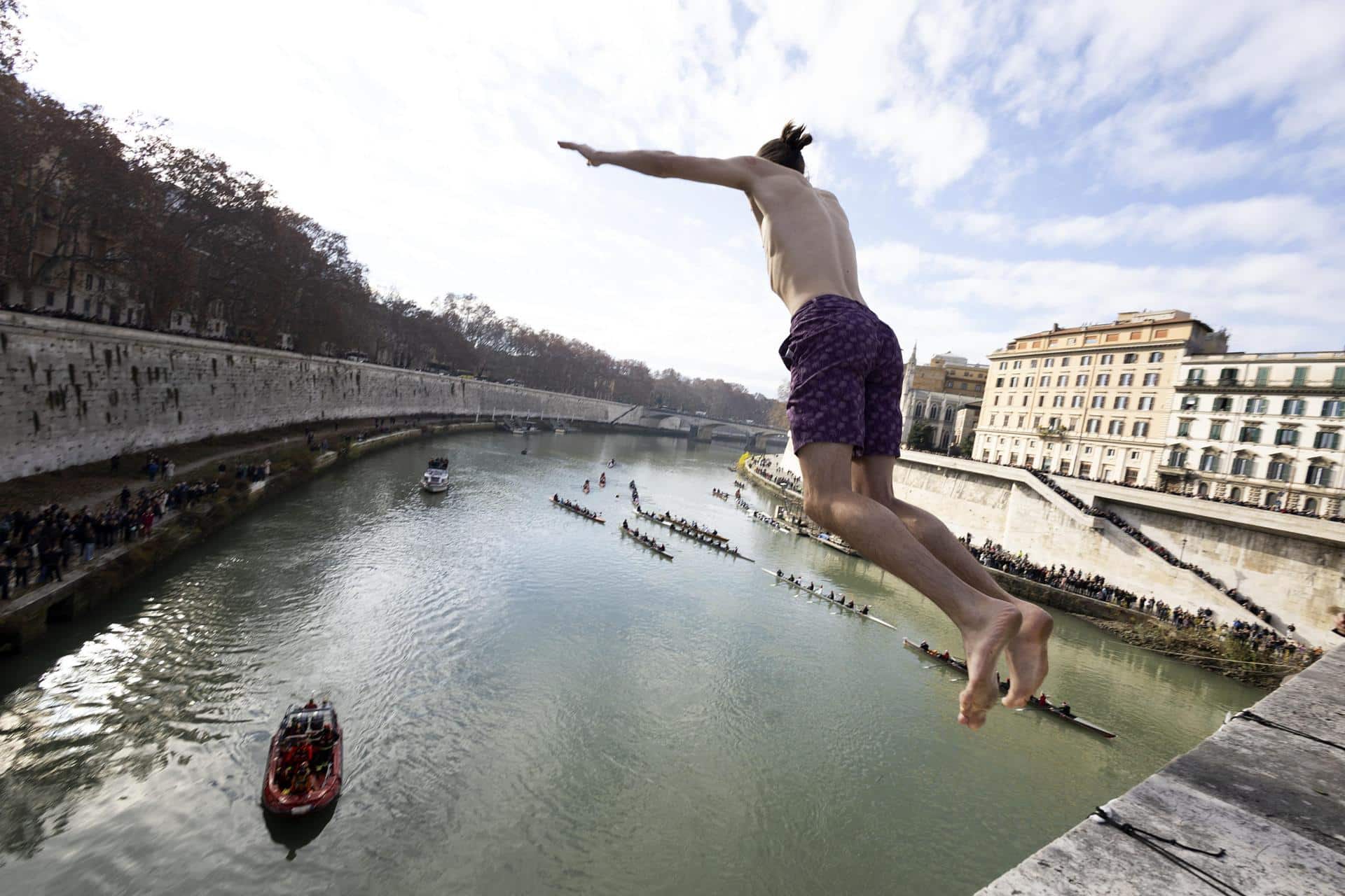 Rome (Italia), 01/01/2026.- Edward salta desde el puente Cavour al río Tiber river durante la tradición anual de Año Nuevo en Roma, Italia, 01 de enero de 2026. (Italia, Roma) EFE/EPA/MASSIMO PERCOSSI