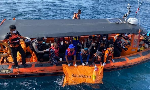 Fotografía de archivo, tomada el 04/01/2026, que muestra parte del operativo de búsqueda del barco turístico naufragado con españoles en aguas de la isla de Padar, Indonesia. EFE/EPA/BASARNAS HANDOUT -- MANDATORY CREDIT -- BEST QUALITY AVAILABLE -- HANDOUT EDITORIAL USE ONLY/NO SALES