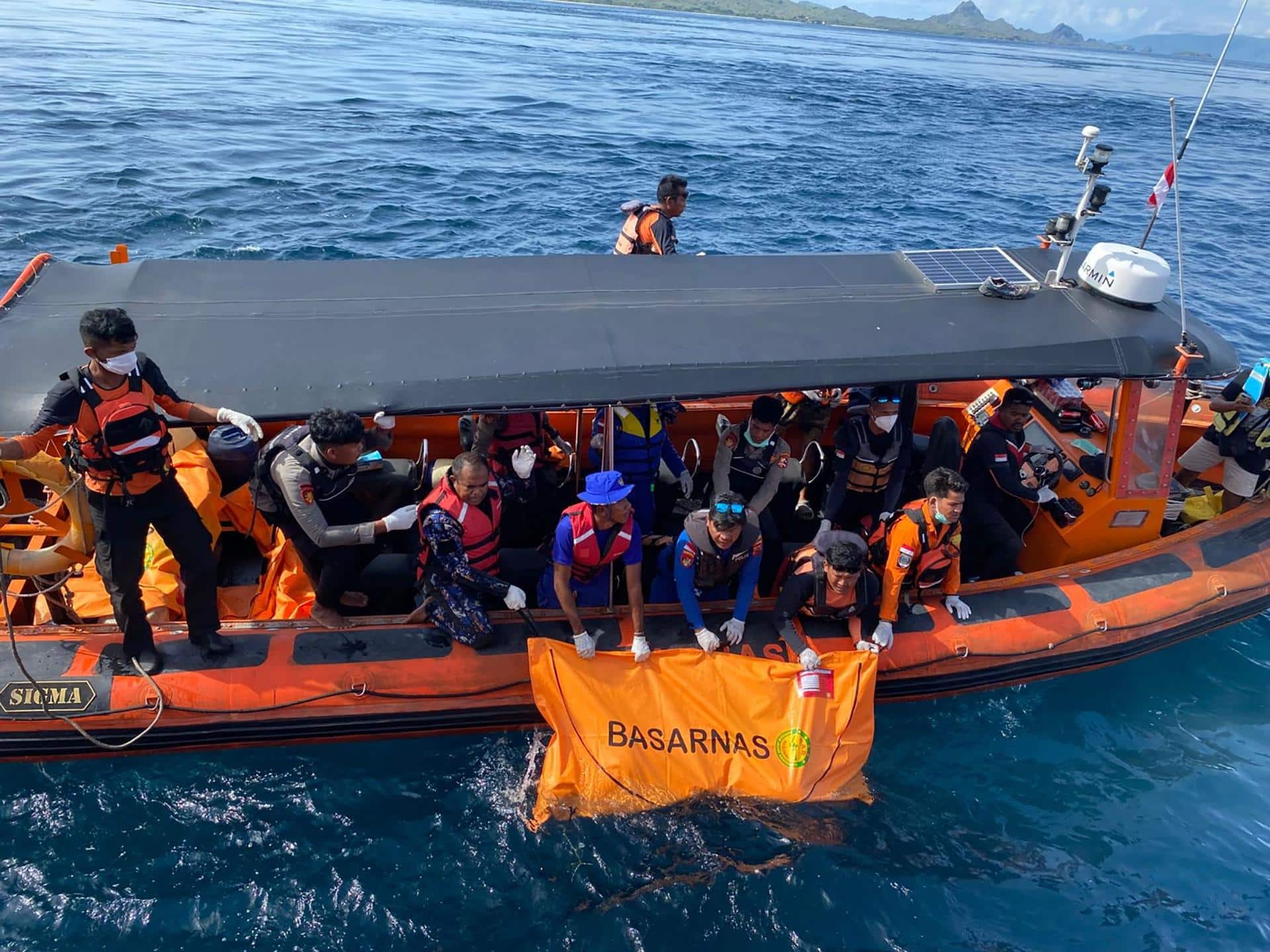 Fotografía de archivo, tomada el 04/01/2026, que muestra parte del operativo de búsqueda del barco turístico naufragado con españoles en aguas de la isla de Padar, Indonesia. EFE/EPA/BASARNAS HANDOUT -- MANDATORY CREDIT -- BEST QUALITY AVAILABLE -- HANDOUT EDITORIAL USE ONLY/NO SALES