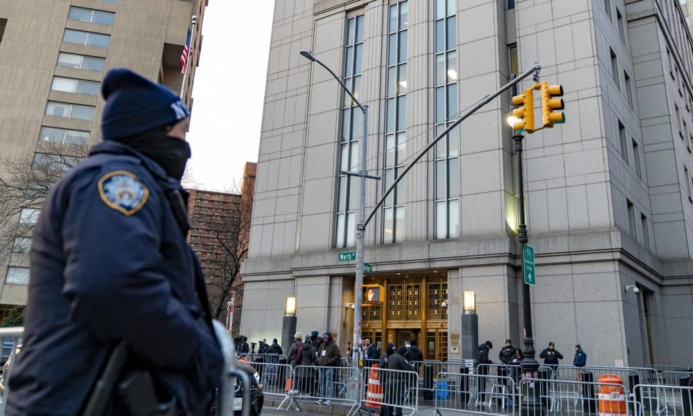 Integrantes de la policía custodian el tribunal federal del sur de Nueva York donde se presentará el presidente de Venezuela, Nicolás Maduro, este lunes en Nueva York (EE.UU.). EFE/ Angel Colmenares