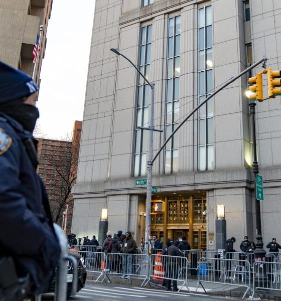 Integrantes de la policía custodian el tribunal federal del sur de Nueva York donde se presentará el presidente de Venezuela, Nicolás Maduro, este lunes en Nueva York (EE.UU.). EFE/ Angel Colmenares
