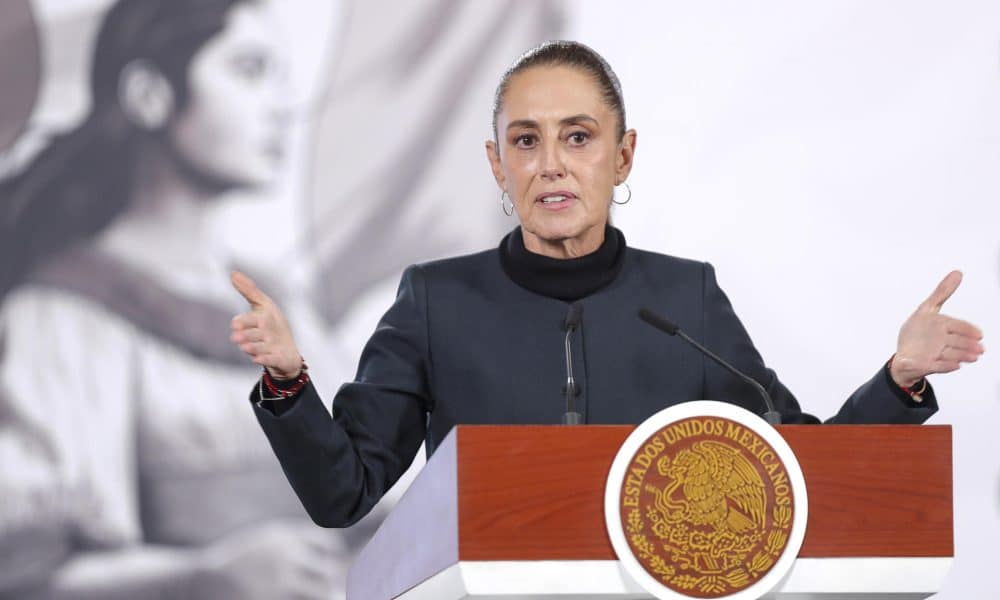 La presidenta de México, Claudia Sheinbaum, habla en una rueda de prensa este miércoles, en el Palacio Nacional en Ciudad de México (México). EFE/ Isaac Esquivel