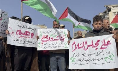 Los palestinos en la ciudad de Gaza exigen que Israel cese por completo los ataques que sufren a diario a pesar de que el alto el fuego todavía está en vigor, y que se les permita regresar a los barrios que no están dentro de la línea amarilla y están siendo destruidos, en la ciudad de Gaza, el 27 de enero de 2026.EFE/Ahmad Awar