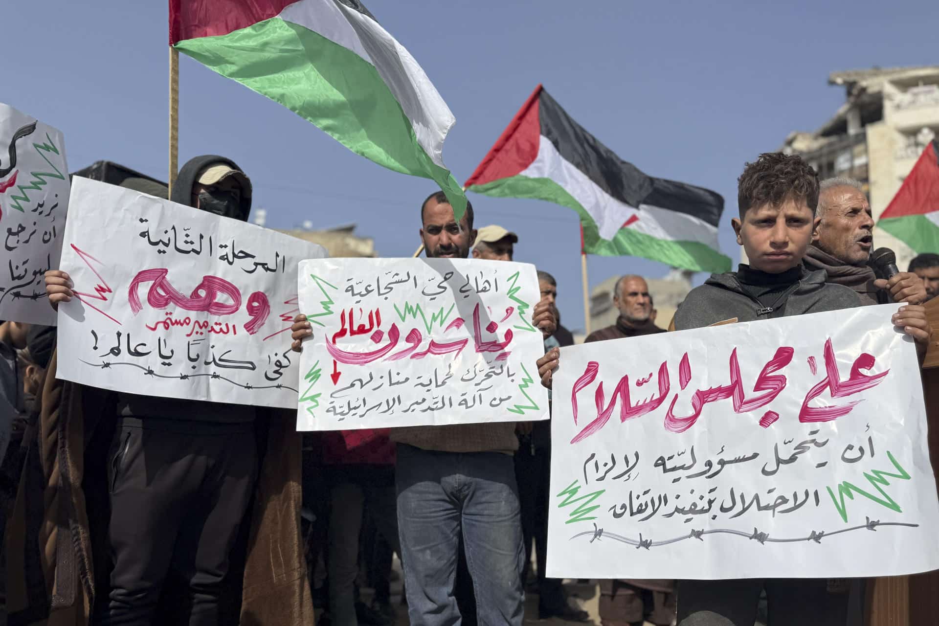 Los palestinos en la ciudad de Gaza exigen que Israel cese por completo los ataques que sufren a diario a pesar de que el alto el fuego todavía está en vigor, y que se les permita regresar a los barrios que no están dentro de la línea amarilla y están siendo destruidos, en la ciudad de Gaza, el 27 de enero de 2026.EFE/Ahmad Awar