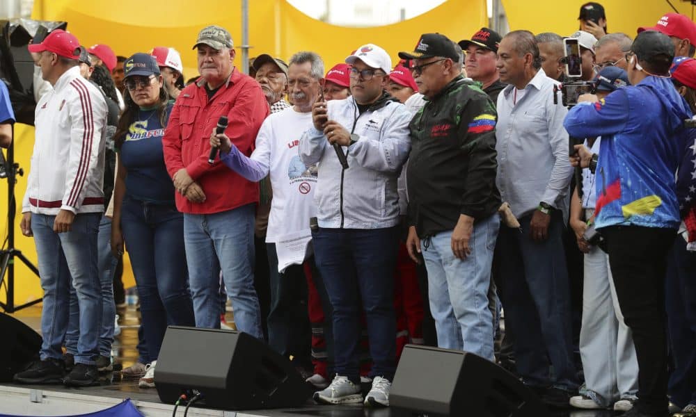 El jefe de Gobierno del Distrito Capital, Nahum Fernández (c) reproduce una llamada de la presidenta encargada de Venezuela, Delcy Rodríguez, durante una manifestación este miércoles, en Caracas (Venezuela). EFE/ Ronald Peña R