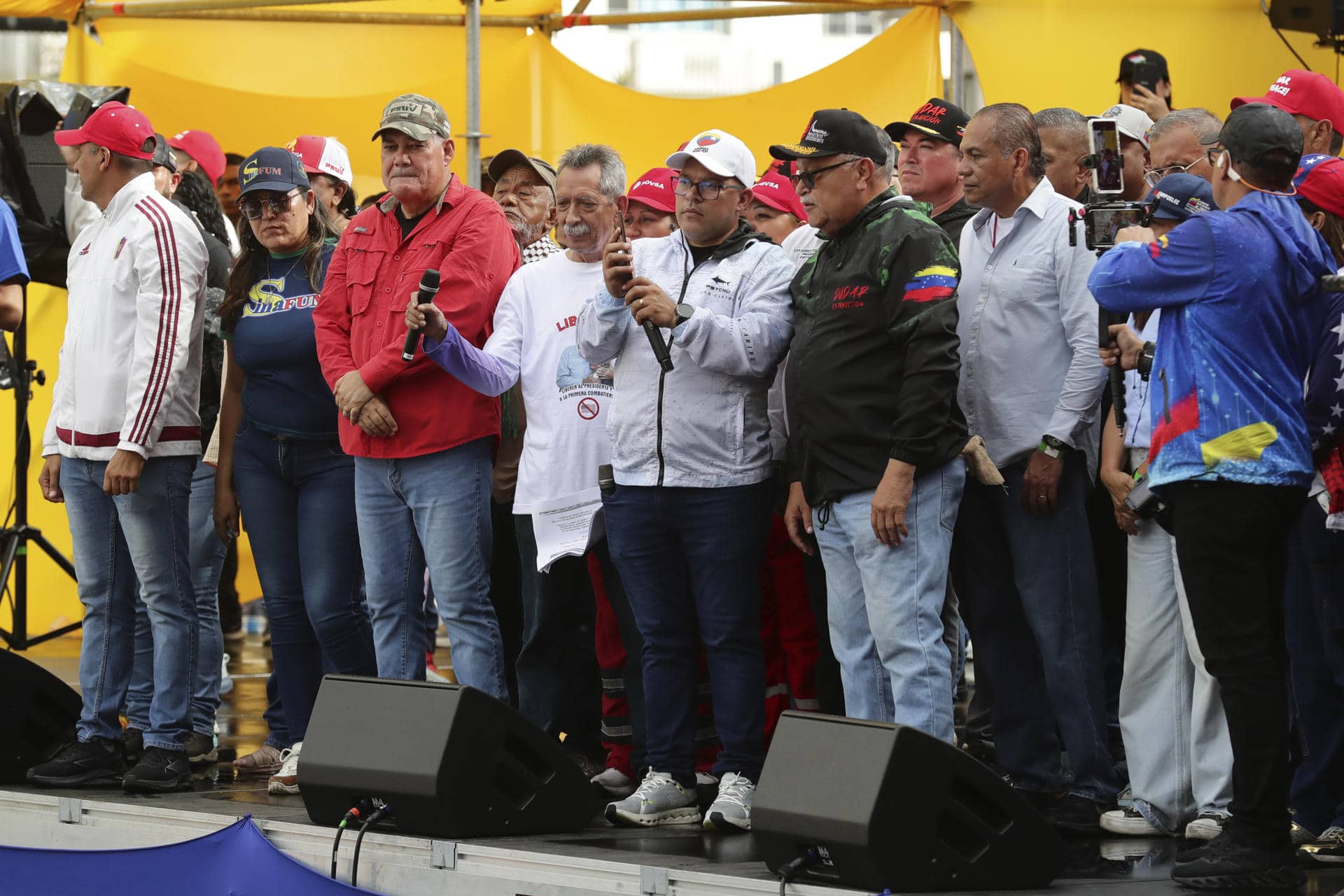 El jefe de Gobierno del Distrito Capital, Nahum Fernández (c) reproduce una llamada de la presidenta encargada de Venezuela, Delcy Rodríguez, durante una manifestación este miércoles, en Caracas (Venezuela). EFE/ Ronald Peña R