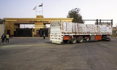 Un camión de ayuda humanitaria se mueve a través del cruce fronterizo de Rafah, entre Egipto y la Franja de Gaza, en Rafah, norte de Sinaí, Egipto, 20 de octubre de 2025. EFE/EPA/STRINGER