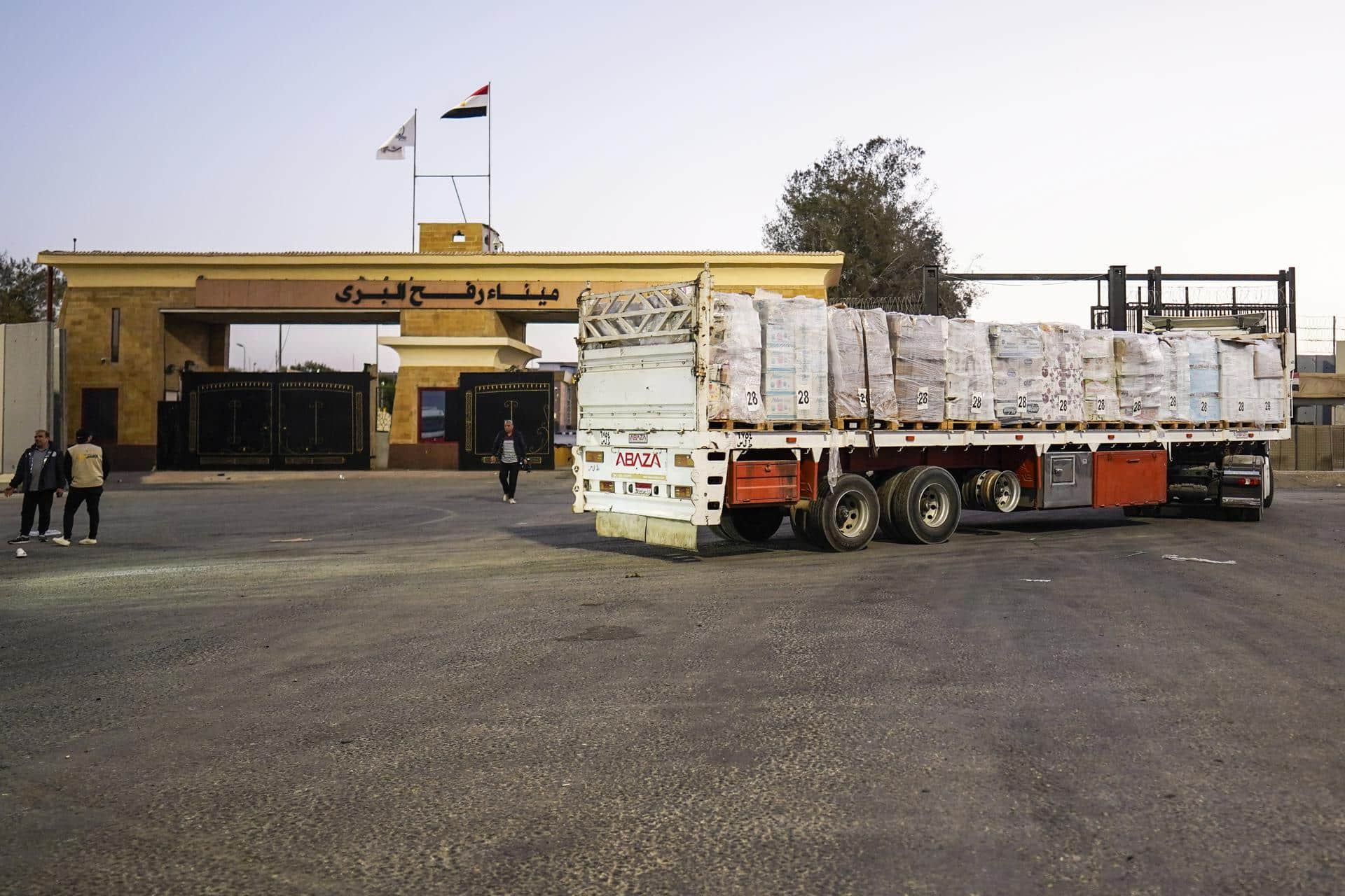 Un camión de ayuda humanitaria se mueve a través del cruce fronterizo de Rafah, entre Egipto y la Franja de Gaza, en Rafah, norte de Sinaí, Egipto, 20 de octubre de 2025. EFE/EPA/STRINGER
