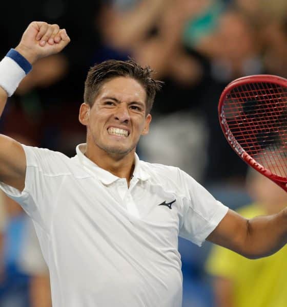 El argentino Sebastián Baez celebra su victoria ante el estadounidense Taylor Friz en la United Cup, en la que el equipo albiceleste se ha clasificado para los cuartos de final. EFE/EPA/RICHARD WAINWRIGHT AUSTRALIA AND NEW ZEALAND OUT