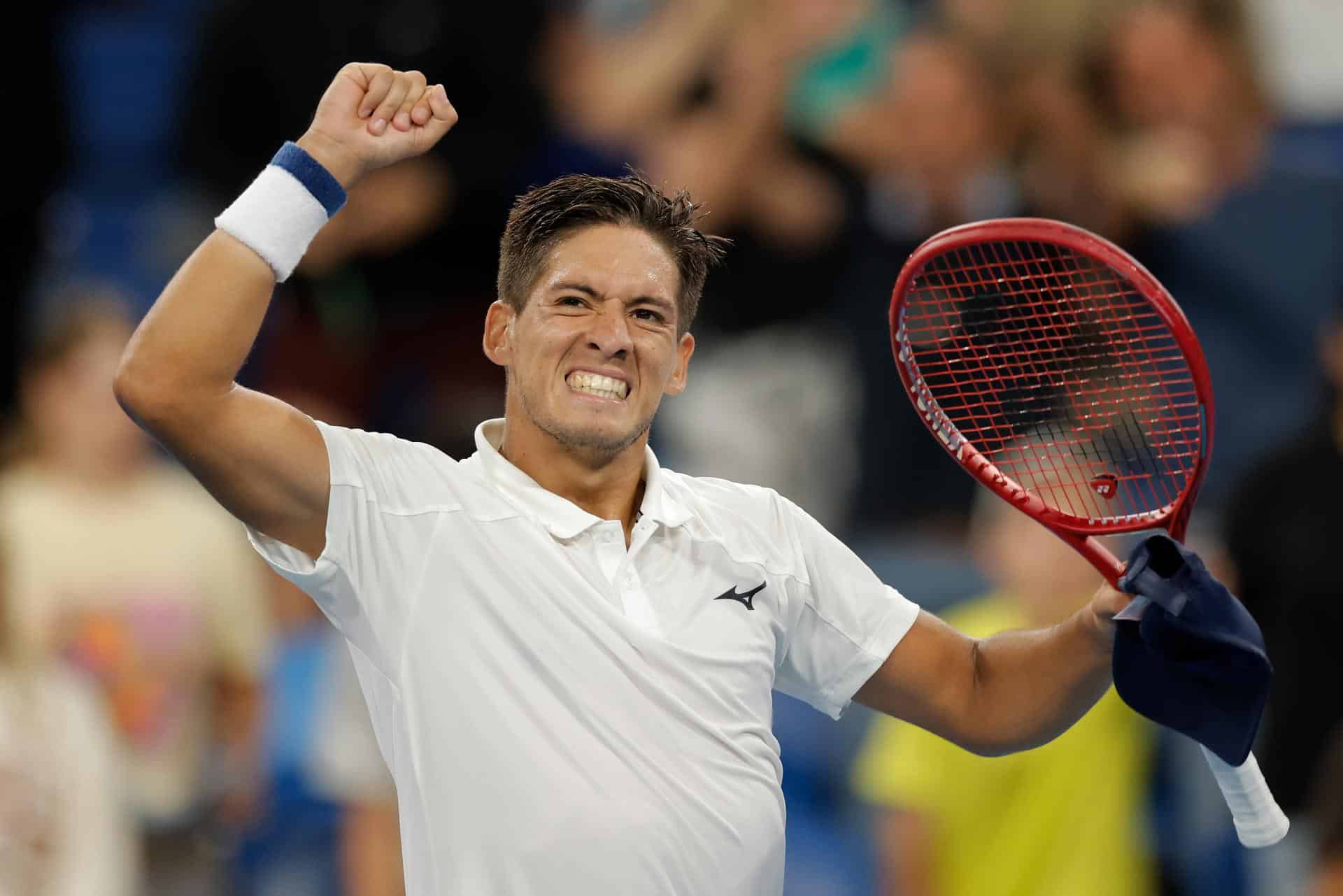 El argentino Sebastián Baez celebra su victoria ante el estadounidense Taylor Friz en la United Cup, en la que el equipo albiceleste se ha clasificado para los cuartos de final. EFE/EPA/RICHARD WAINWRIGHT AUSTRALIA AND NEW ZEALAND OUT