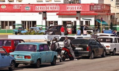 Fotografía que muestra vehículos haciendo fila para abastecerse de combustible en La Habana (Cuba). EFE/ Ernesto Mastrascusa