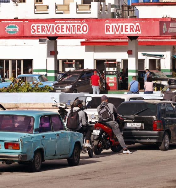 Fotografía que muestra vehículos haciendo fila para abastecerse de combustible en La Habana (Cuba). EFE/ Ernesto Mastrascusa