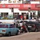 Fotografía que muestra vehículos haciendo fila para abastecerse de combustible en La Habana (Cuba). EFE/ Ernesto Mastrascusa