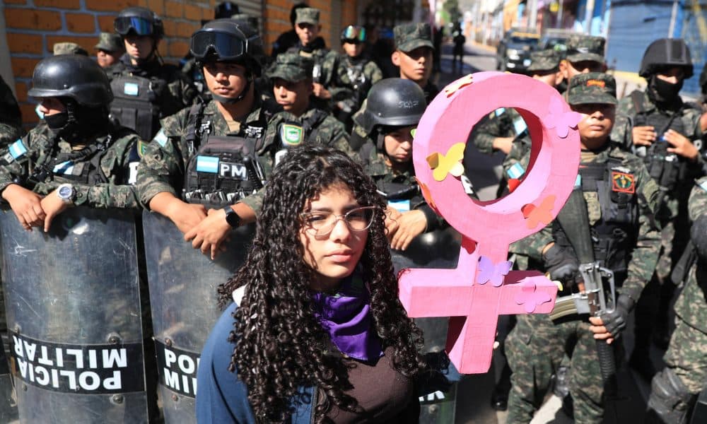Una mujer participa en una manifestación convocada por colectivos feministas durante el 'Día de la mujer hondureña' este domingo, en Tegucigalpa (Honduras). EFE/ Gustavo Amador