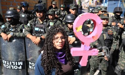 Una mujer participa en una manifestación convocada por colectivos feministas durante el 'Día de la mujer hondureña' este domingo, en Tegucigalpa (Honduras). EFE/ Gustavo Amador