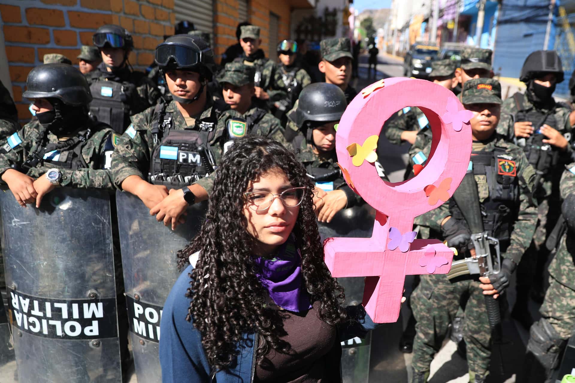 Una mujer participa en una manifestación convocada por colectivos feministas durante el 'Día de la mujer hondureña' este domingo, en Tegucigalpa (Honduras). EFE/ Gustavo Amador