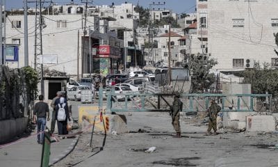 Soldados israelíes patrullan en una localidad cisjordana. EFE/Manuel Bruque