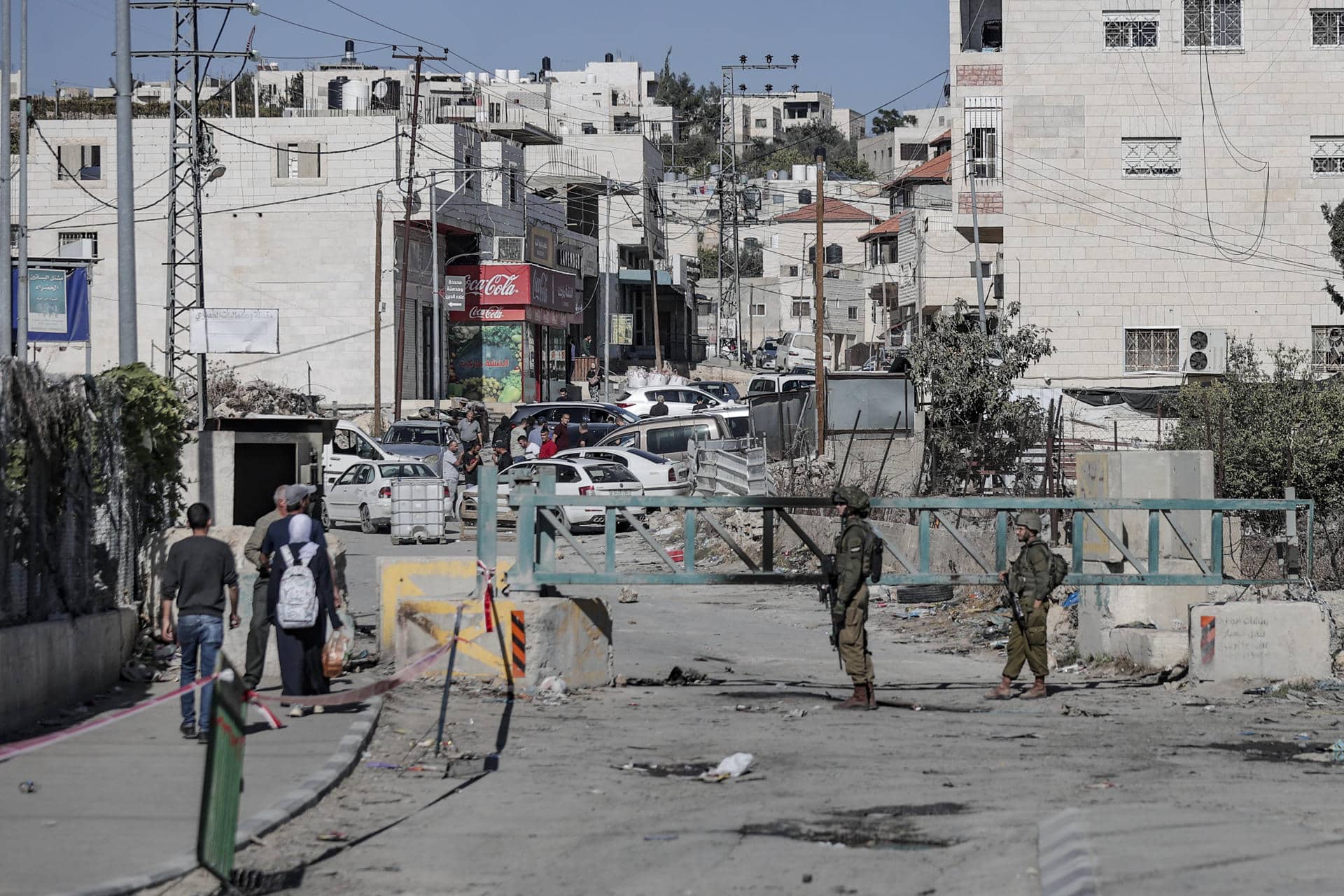 Soldados israelíes patrullan en una localidad cisjordana. EFE/Manuel Bruque