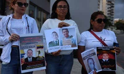 Familiares de presos políticos sostienen carteles afuera de El Helicoide este sábado, en Caracas (Venezuela). EFE/ Miguel Gutiérrez