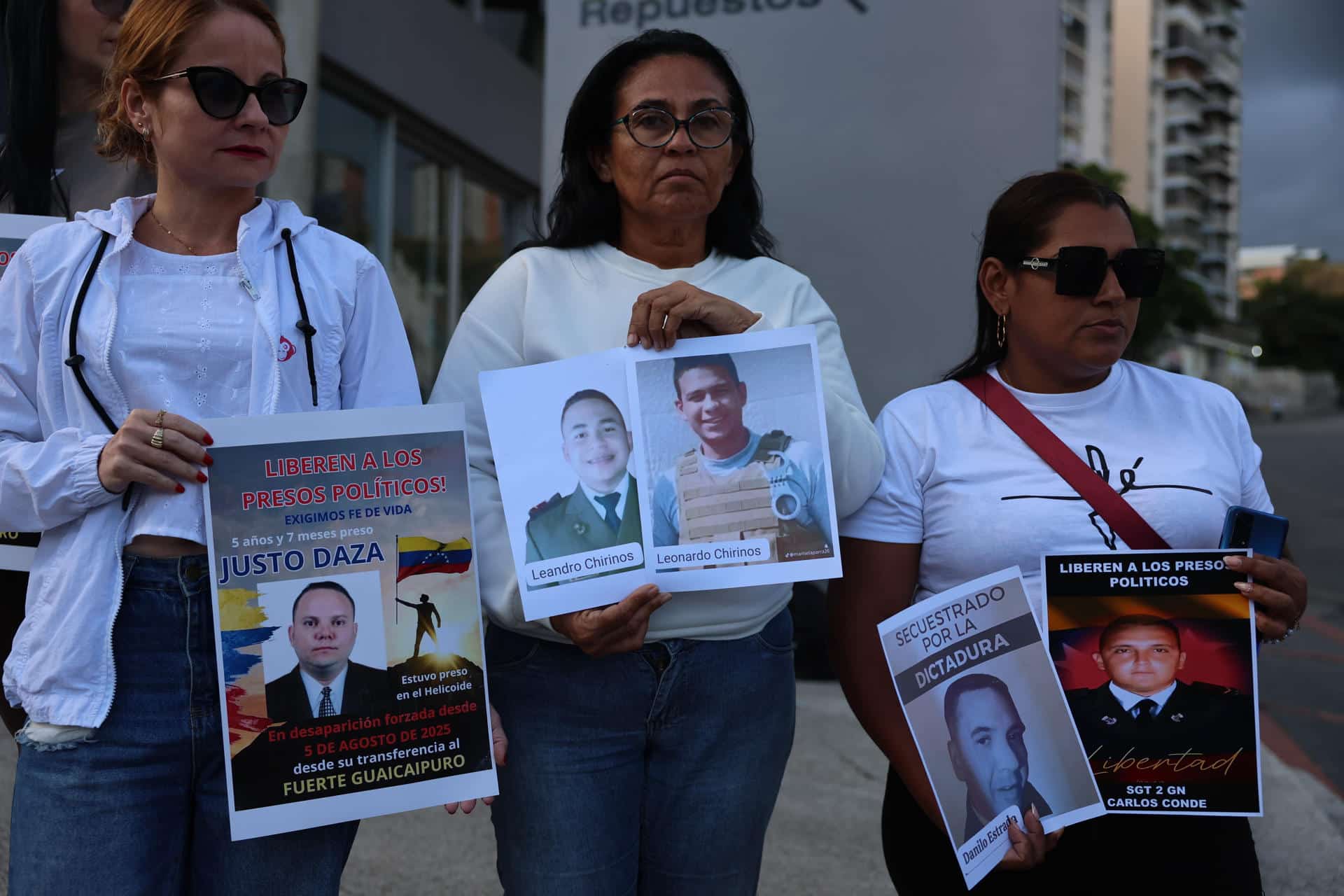 Familiares de presos políticos sostienen carteles afuera de El Helicoide este sábado, en Caracas (Venezuela). EFE/ Miguel Gutiérrez