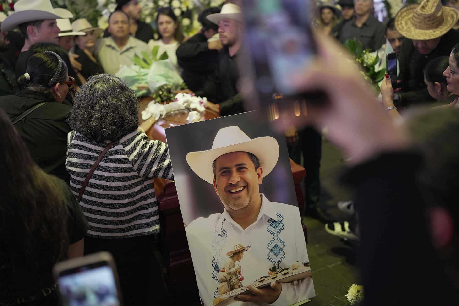 Familiares y amigos asisten al funeral del alcalde Carlos Manzo en el municipio de Uruapan en Michoacán (México). Fotografía de archivo. EFE/ Iván Villanueva