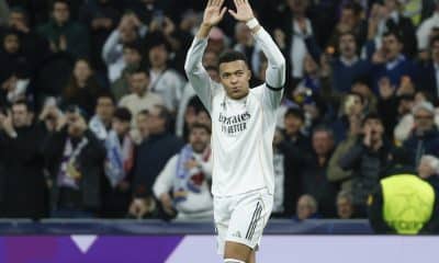 El delantero del Real Madrid Kylian Mbappé celebra su gol ante el Mónaco durante el encuentro correspondiente a la Liga de Campeones UEFA, entre el Real Madrid y el AS Mónaco, en el estadio Santiago Bernabéu en Madrid. EFE/Juanjo Martín