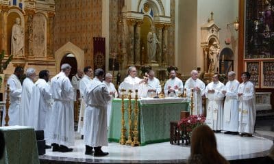 Un pastor ofrece una misa proinmigración este miércoles, en la Iglesia Gesu, la parroquia católica más antigua de Miami (Estados Unidos). EFE/Alberto Boal