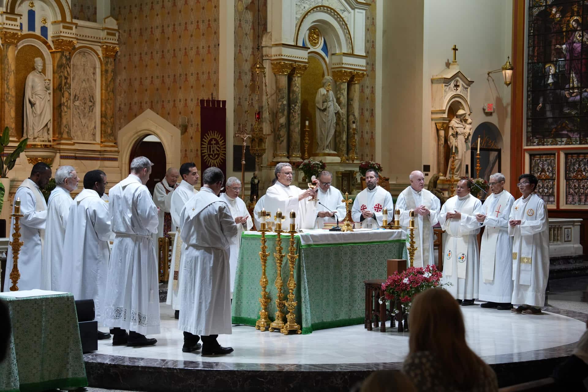 Un pastor ofrece una misa proinmigración este miércoles, en la Iglesia Gesu, la parroquia católica más antigua de Miami (Estados Unidos). EFE/Alberto Boal