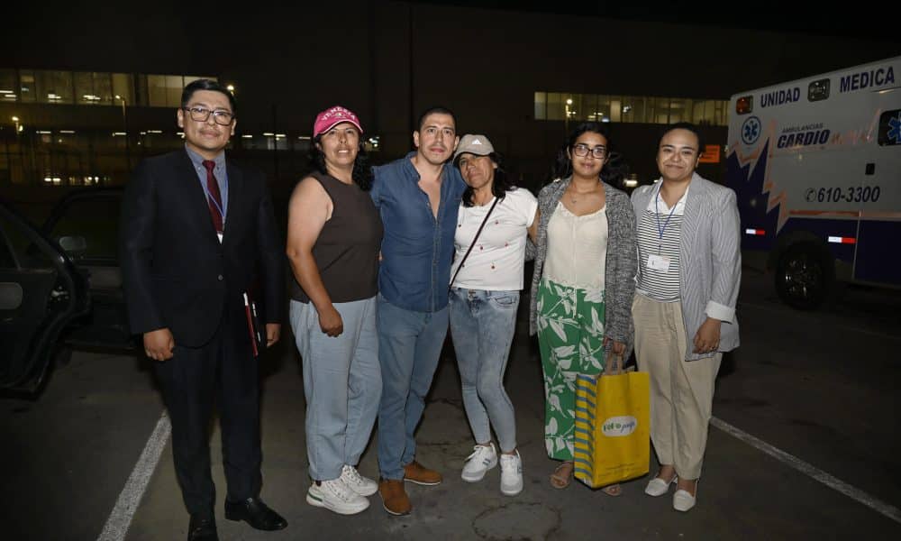 Fotografía cedida por el Ministerio de Relaciones Exteriores de Perú que muestra a Marco Antonio Madrid (c) posando junto a su familia este miércoles, en Lima (Perú). EFE/ Ministerio de Relaciones Exteriores de Perú