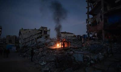 Palestinos desplazados hacen una fogata entre las ruinas de su hogar el 30 de diciembre de 2025, en Khan Yunis, en el sur de la Franja de Gaza. EFE/ Haitham Imad