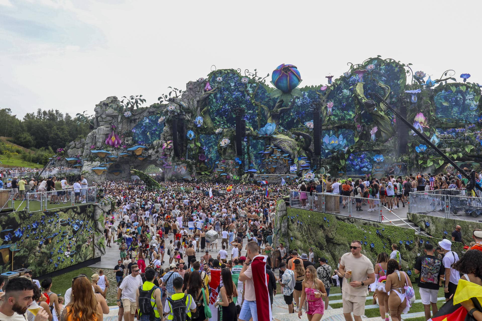 Fotografía de archivo, tomada el 21/07/2024, que muestra asistentes de Tomorrowland en Boom (Bélgica). EFE/ Pau Mompó Alberola