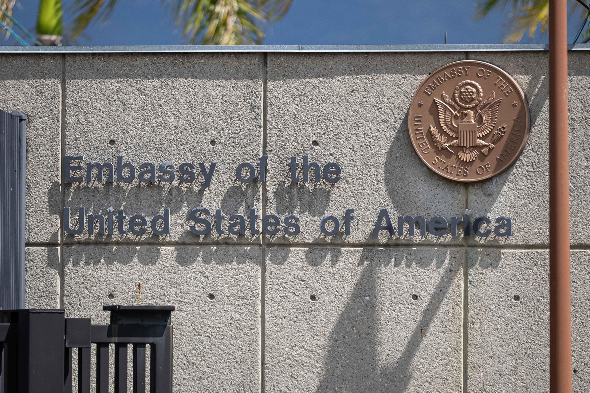 Fotografía de archivo de la entrada de la Embajada de Estados Unidos en Caracas (Venezuela). EFE/ Ronald Peña R