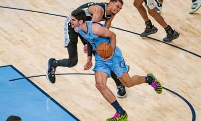 Santi Aldama (c) de Memphis Grizzlies corre con la pelota durante el partido de la NBA entre Memphis Grizzlies y San Antonio Spurs, en el FedEx Forum de Memphis (Estados Unidos). EFE/ Matthew A. Smith