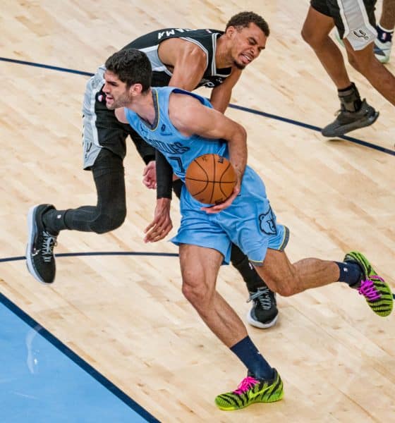 Santi Aldama (c) de Memphis Grizzlies corre con la pelota durante el partido de la NBA entre Memphis Grizzlies y San Antonio Spurs, en el FedEx Forum de Memphis (Estados Unidos). EFE/ Matthew A. Smith