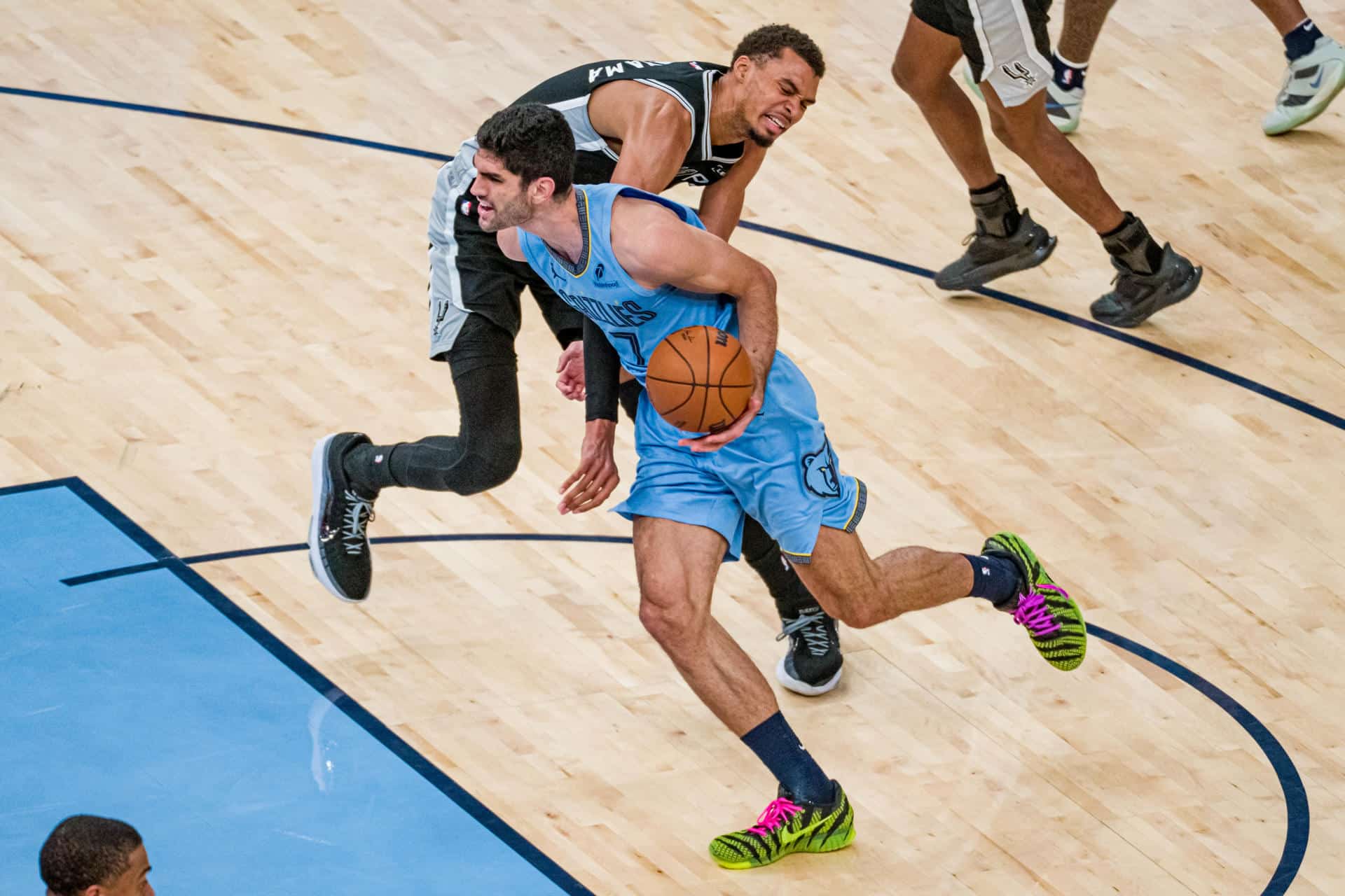 Santi Aldama (c) de Memphis Grizzlies corre con la pelota durante el partido de la NBA entre Memphis Grizzlies y San Antonio Spurs, en el FedEx Forum de Memphis (Estados Unidos). EFE/ Matthew A. Smith